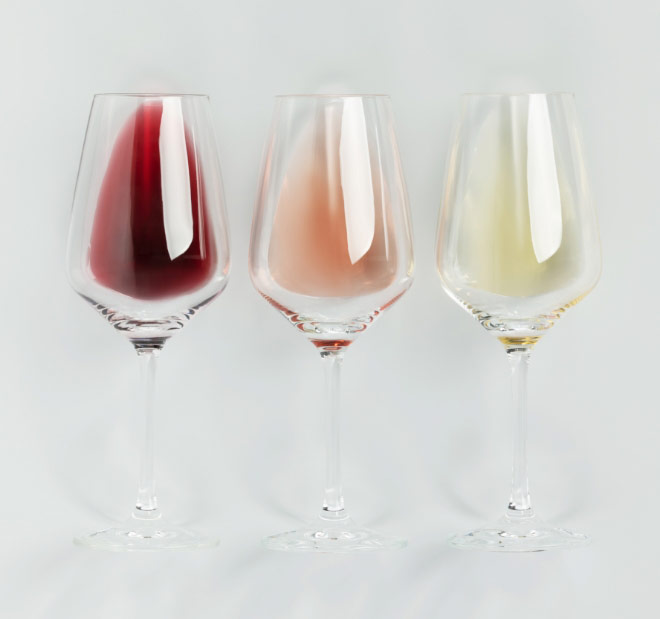 Verre de vin rempli de vin rouge, vin rosé et vin blanc